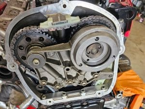 Honda-moottorin kansiremontti Keravalla – sylinterikansi irrotettuna korjaamollamme.