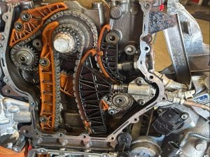 Moottorin täydellinen kunnostus Keravalla – kampiakseli ja moottorin alaosa tarkastuksessa.