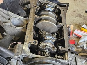 Moottorin diagnostiikka Keravalla – purettu moottorilohko vian syyn selvittämiseksi.