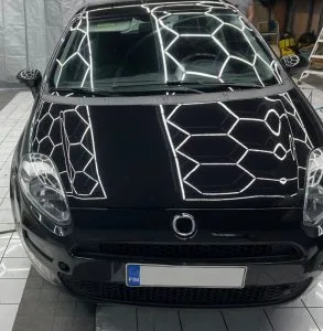 kiiltävä modernissa detailing-studiossamme.