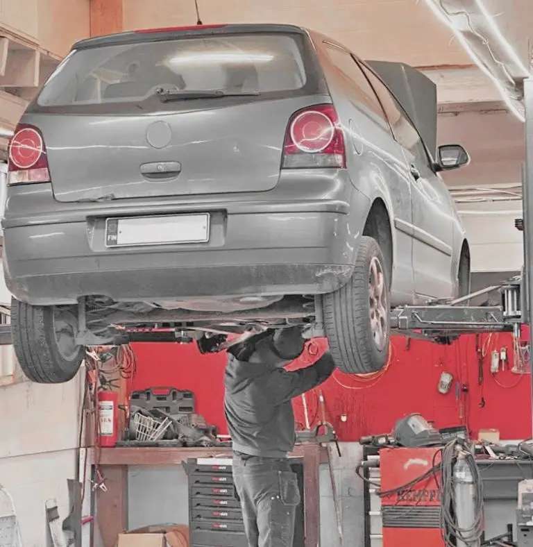 Tööt Autokorjaamo - ammattitaitoinen autokorjaamo Keravalla, jossa auto on nosturilla huollettavana.