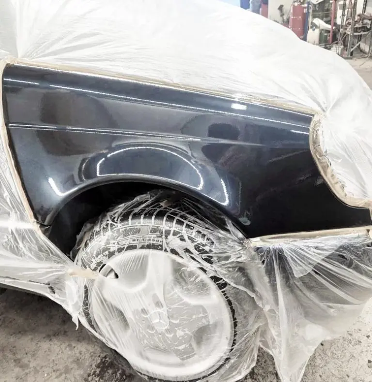 Ammattitaitoinen automaalaus Keravalla - auton lokasuojan maalausvalmistelu Tööt Autokorjaamolla.